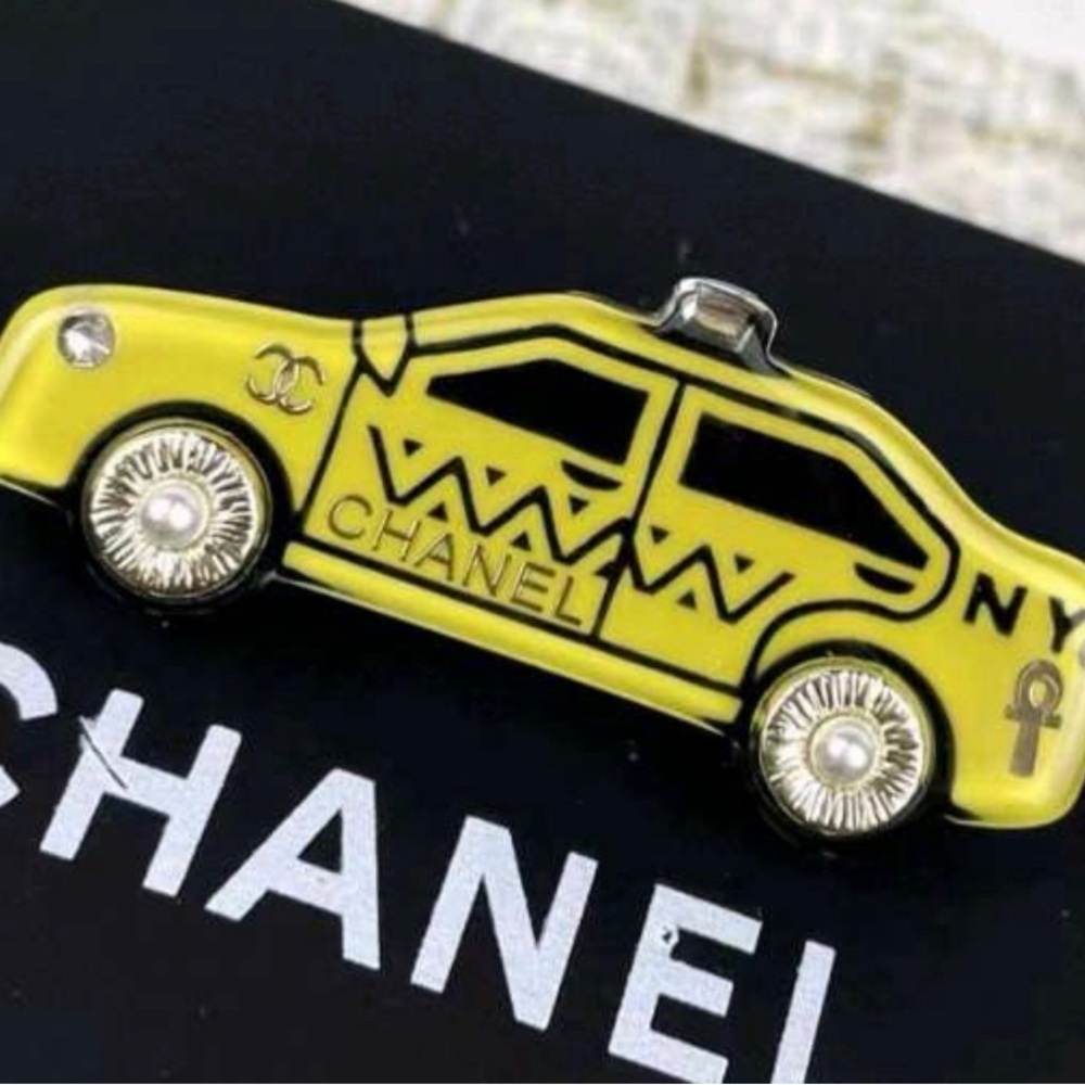 🪩 CC 🚕 resin brooch 💛 NEW 🖤 - Picture 2 of 9